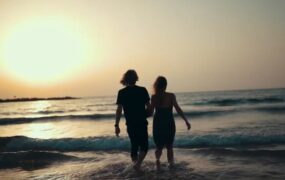 夕阳下海边情侣背影视频素材