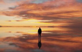 夕阳天空之境下的男人立体实拍素材