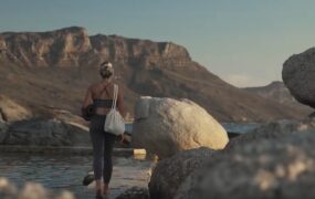 美女行走水边背影视频素材