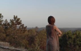 山间小路美女背影视频素材