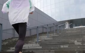 美女台阶奔跑侧影视频素材