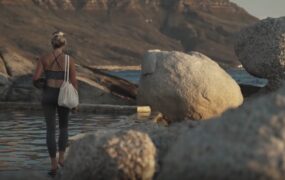 国外美女行走水边背影视频素材