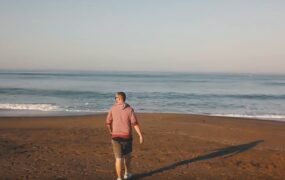 男子走向海边背影素材视频