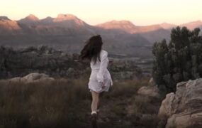 美女慢跑山地背影视频素材