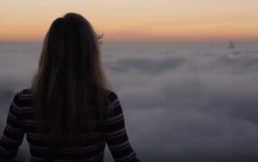 美女高山欣赏云海背影视频素材