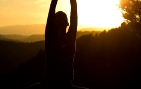 朝阳瑜伽美女背影视频素材