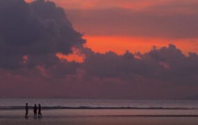 夕阳下海边人物视频素材