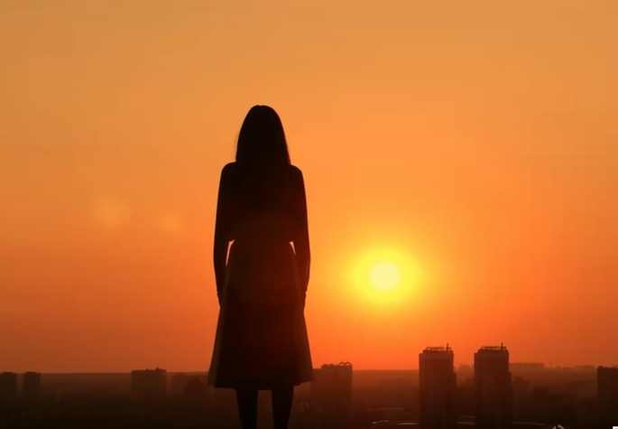 长发美女看夕阳背影视频素材