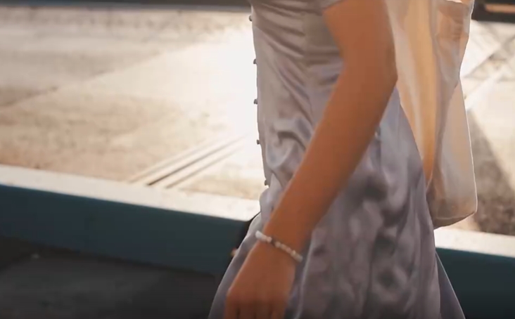 美女大街奔跑半身慢镜头视频素材