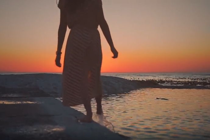 海边女孩走猫步撩水短视频素材