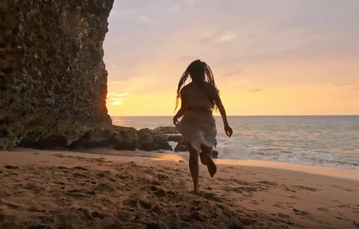 穿白色连衣裙女孩跑向大海短视频素材