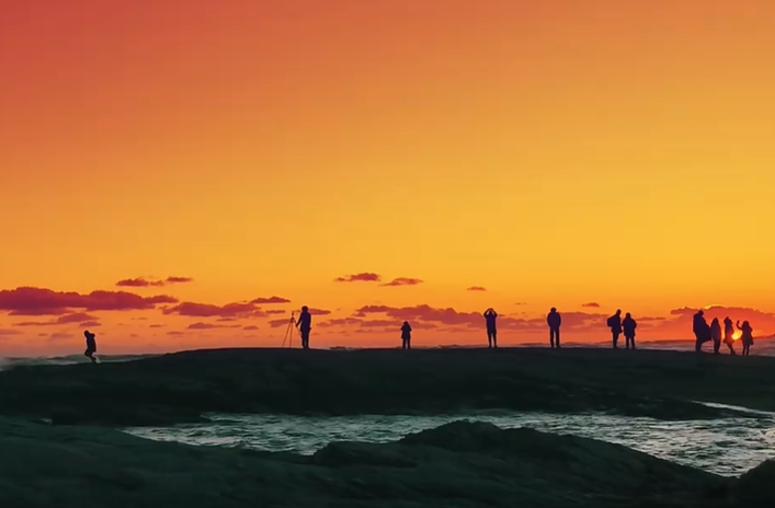 夕阳下大海人群游玩短视频素材