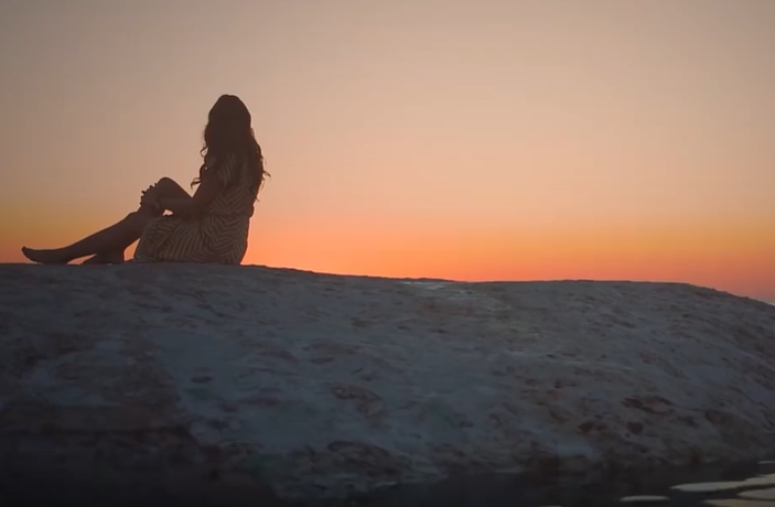 美女在沙滩中看海短视频素材