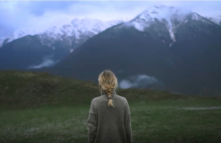 黄发美女行走高山背影视频素材