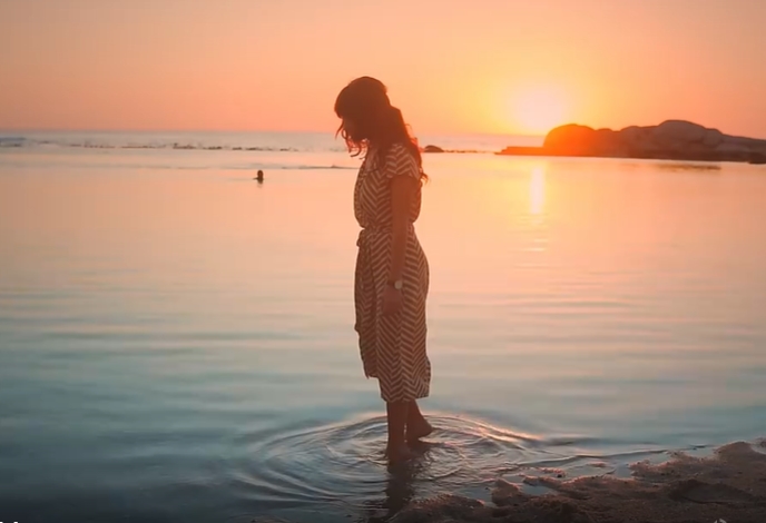 长发美女在海边玩水短视频素材