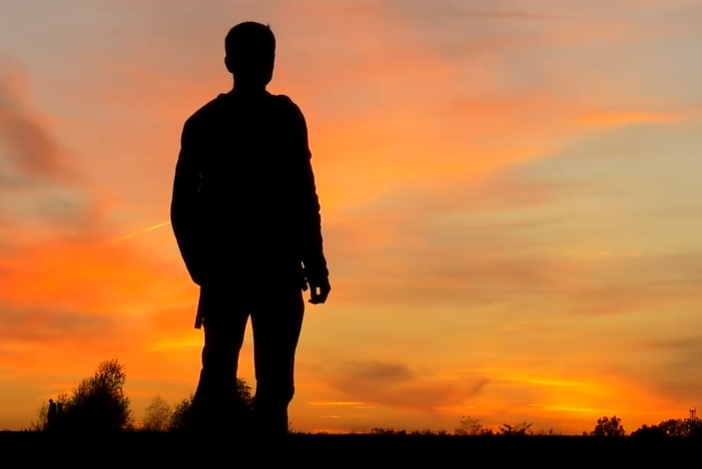 晚霞中男子走路短视频素材