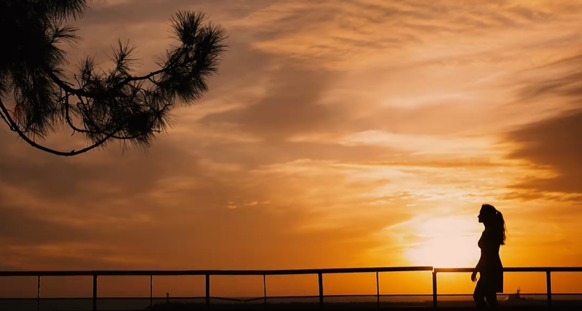 扎马尾女孩在夕阳下走路短视频素材