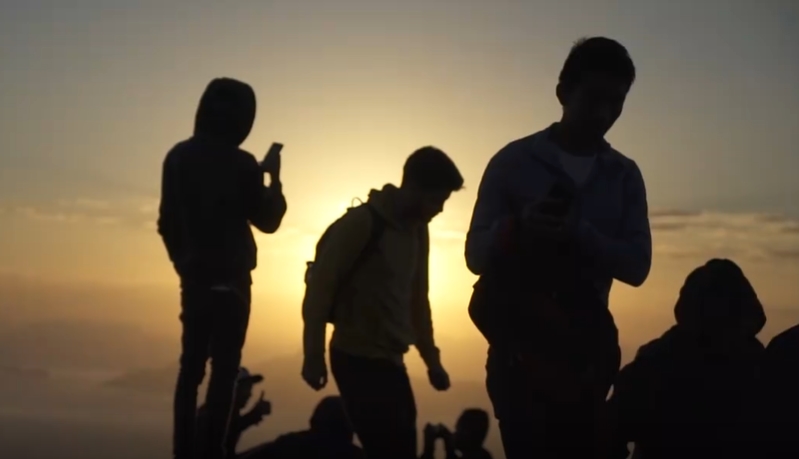 爬上山顶人群镜头短视频素材