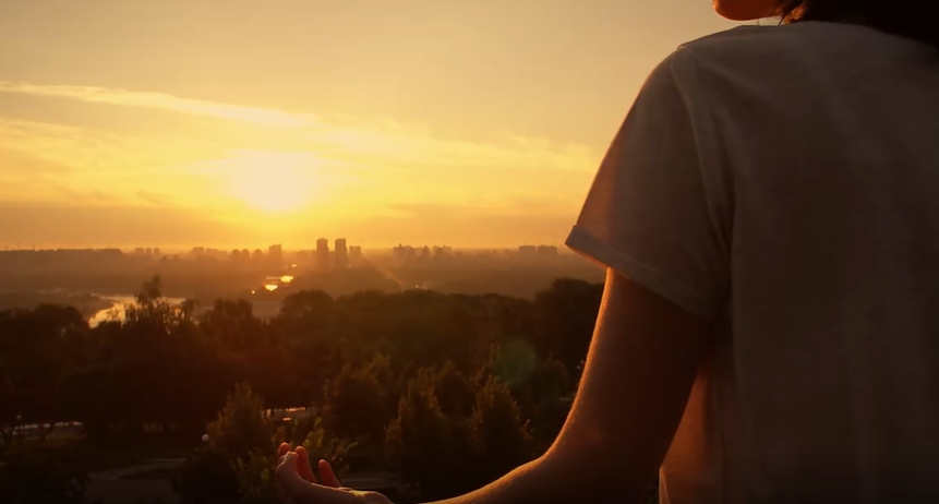 在山顶做瑜伽女子镜头短视频素材