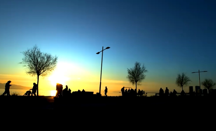 晨光下人群散步短视频素材