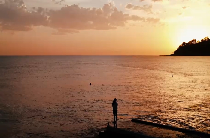 女孩在浩瀚大海中看景短视频素材