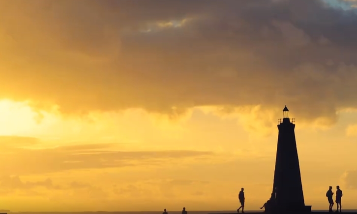 人群在夕阳中看海浪镜头短视频素材