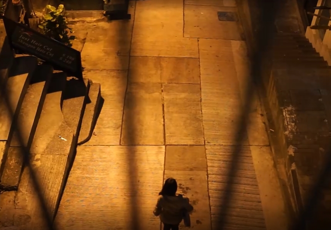 夜晚女子走夜路短视频素材