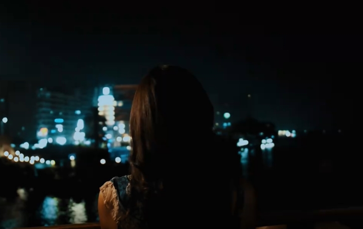 美女夜晚看夜景短视频素材