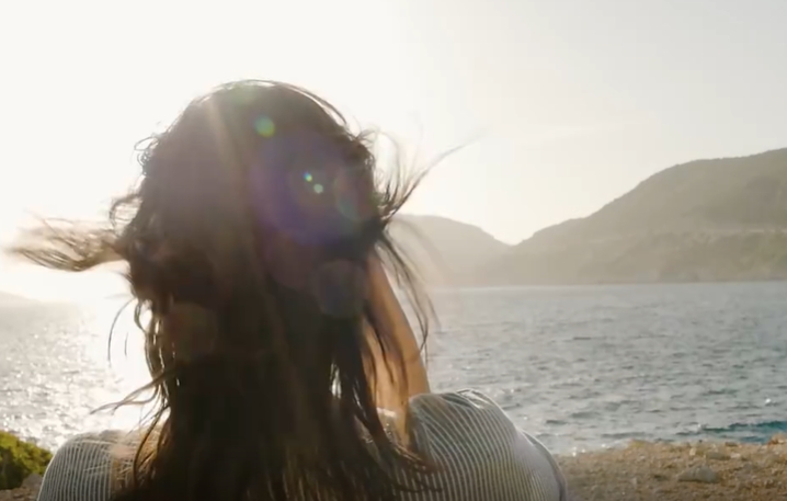 穿条纹连衣裙女子海边拍景短视频素材