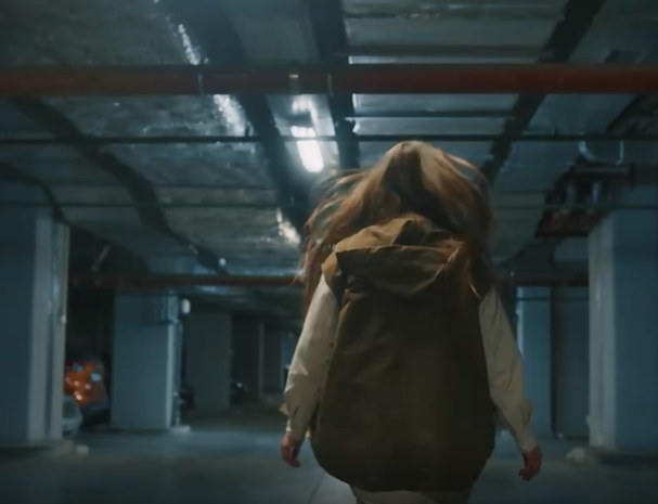 少女地下停车场滑滑板短视频素材