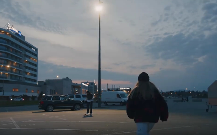 傍晚少年在街角滑滑板短视频素材