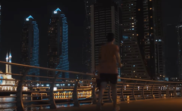 夜晚情侣跑步短视频素材