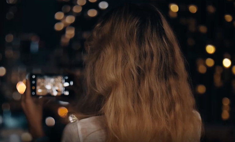女子拍夜景短视频素材