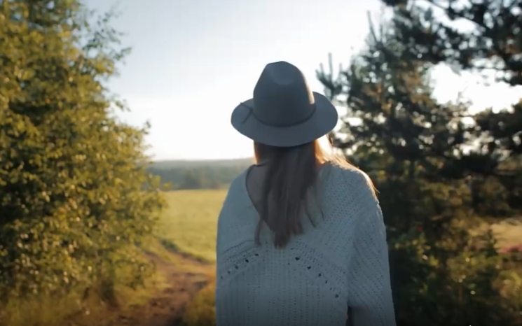 夕阳下女孩背影短视频素材