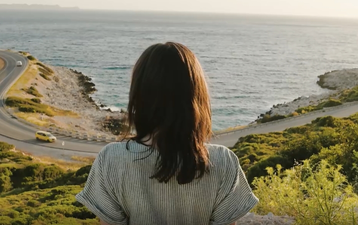 美女山边看海景短视频素材