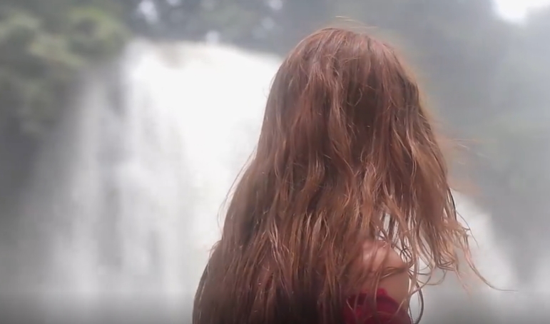 女孩看瀑布背影短视频素材