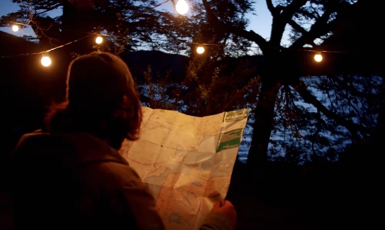 男子夜晚看地图短视频素材