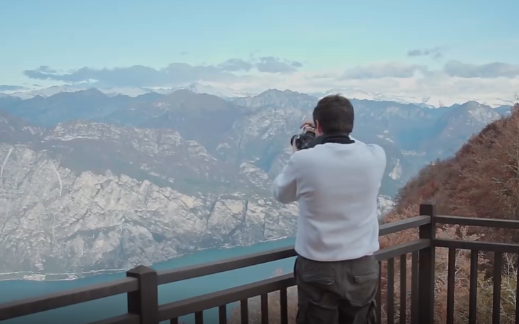 男子山顶拍摄美景短视频素材