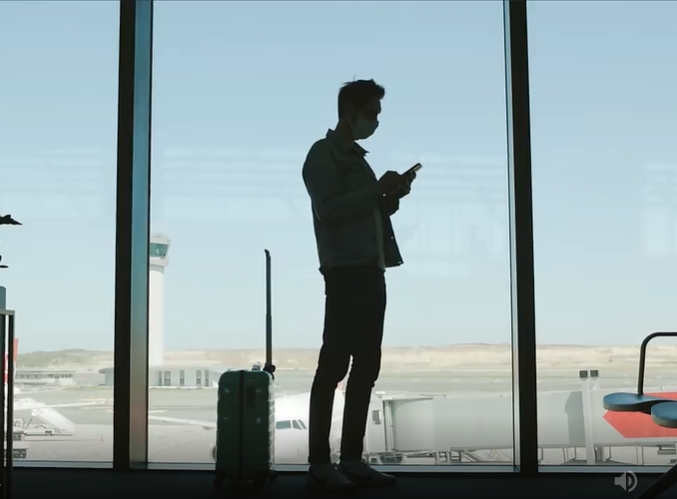 戴口罩男子在候机楼玩手机短视频素材