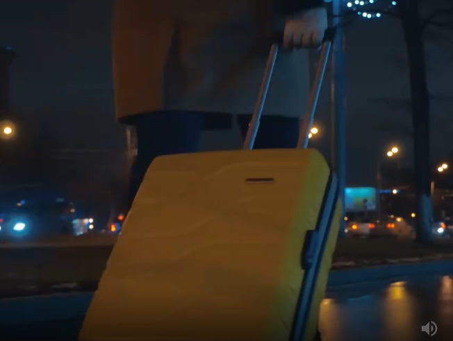 雨后街头男子拖着行李箱走路短视频素材