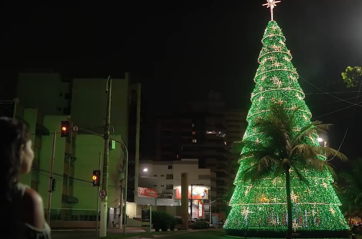 圣诞节美女看超大圣诞树短视频素材