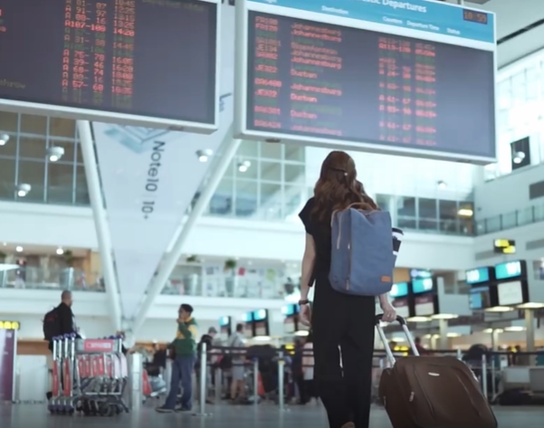 女孩拖着行李箱在机场行走短视频素材