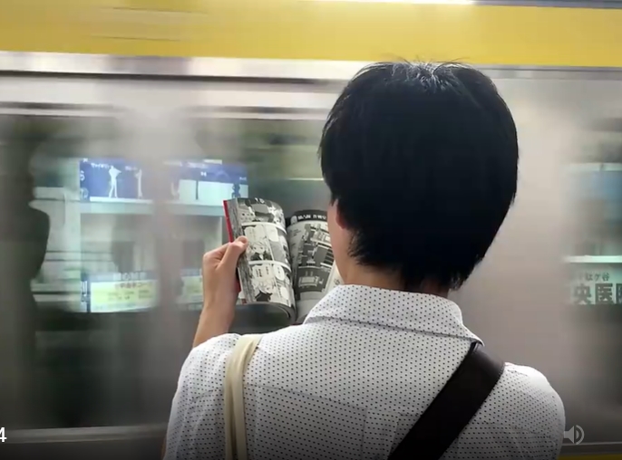 短发女孩在地铁看书镜头短视频素材