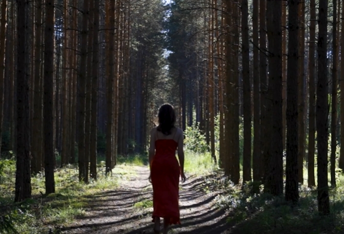 穿红连衣裙女孩在林荫小道奔跑短视频素材