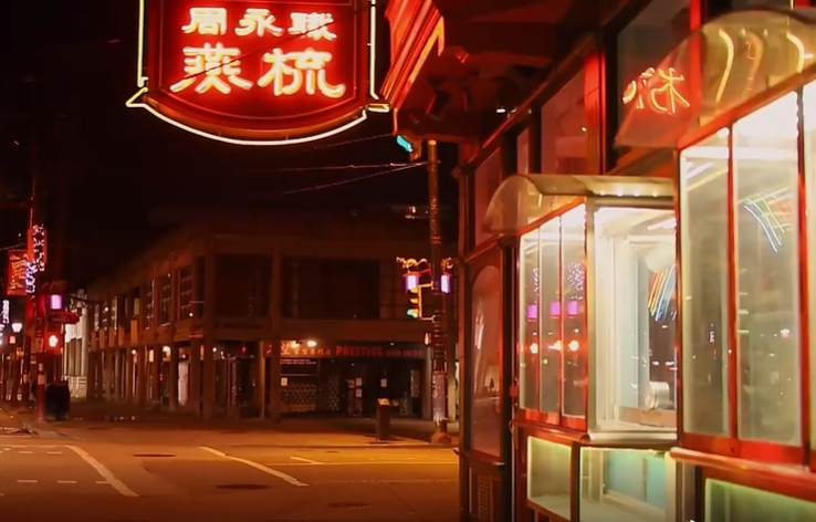 夜晚女孩在街道走路短视频素材