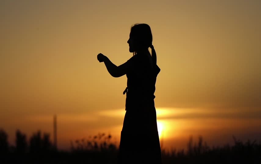晨光下女子练跆拳道镜头短视频素材