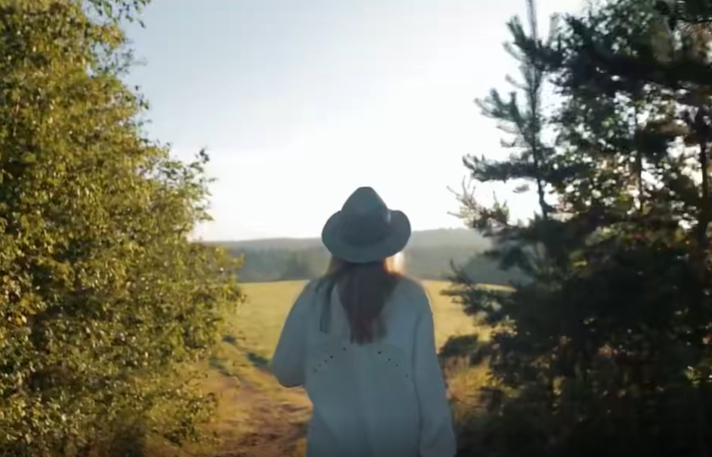 女子迎着夕阳走路短视频素材