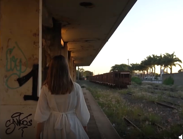 美女火车道旁走路特写短视频素材