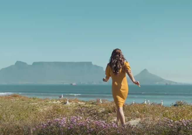 海边奔跑女人治愈视频素材