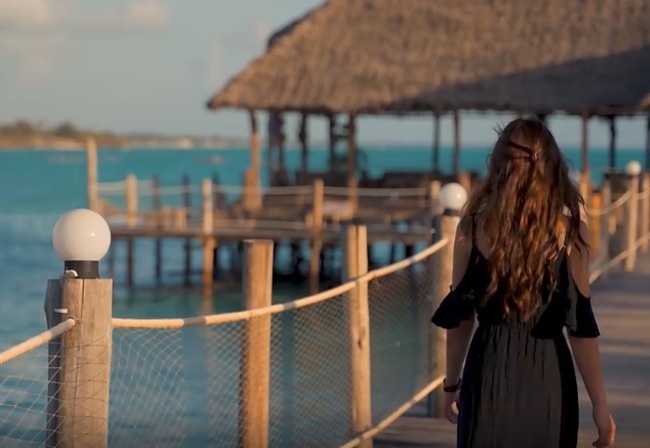 海边草亭行走美女治愈视频素材